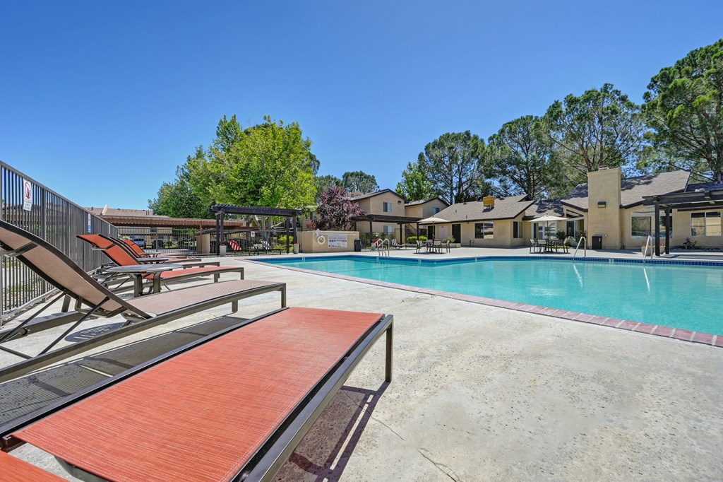 the reserve at city center apartments swimming pool with tables and chairs