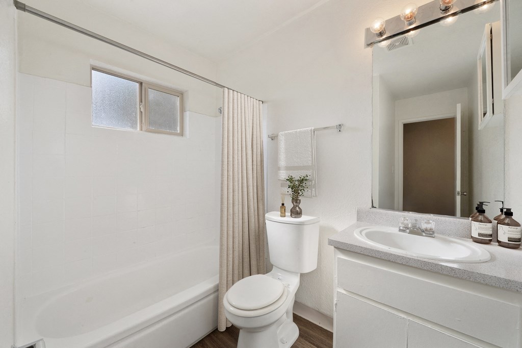 Bathroom With Bathtub at Olympus Park Apartments, California, 95661