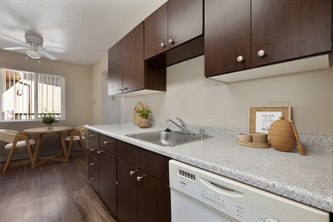the preserve at ballantyne commons apartment kitchen and dining area