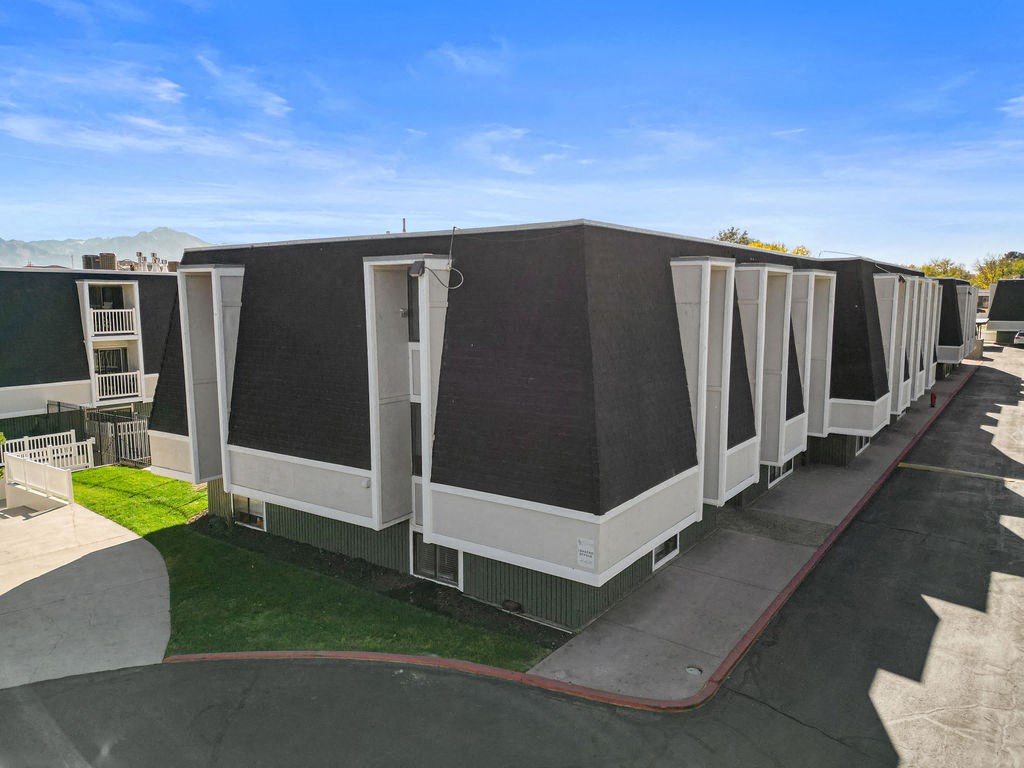 a row of black and white trailers parked on the side of a building