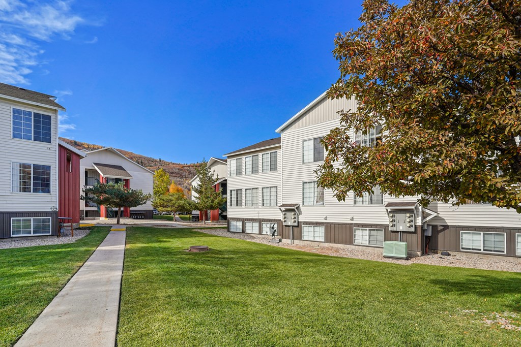 the preserve at ballantyne commons apartments exterior view with lawn and trees