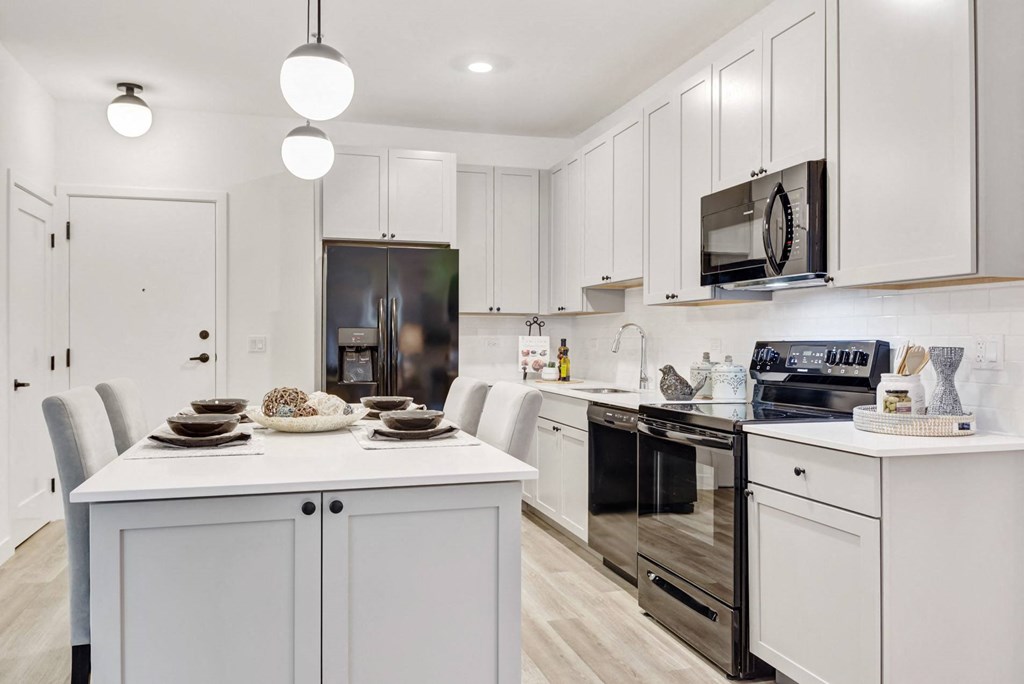 Fully Equipped Eat-In Kitchen at Winfield Station Apartments, J Street Property Services, Illinois, 60190