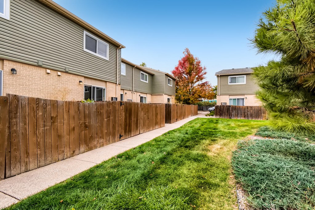 The courtyard and patio fences at Alder Square Rental Townhomes