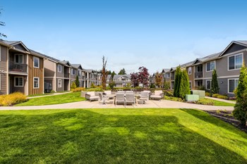 The Community Patio and Courtyard at 5100 Summit Apartments - Photo Gallery 18