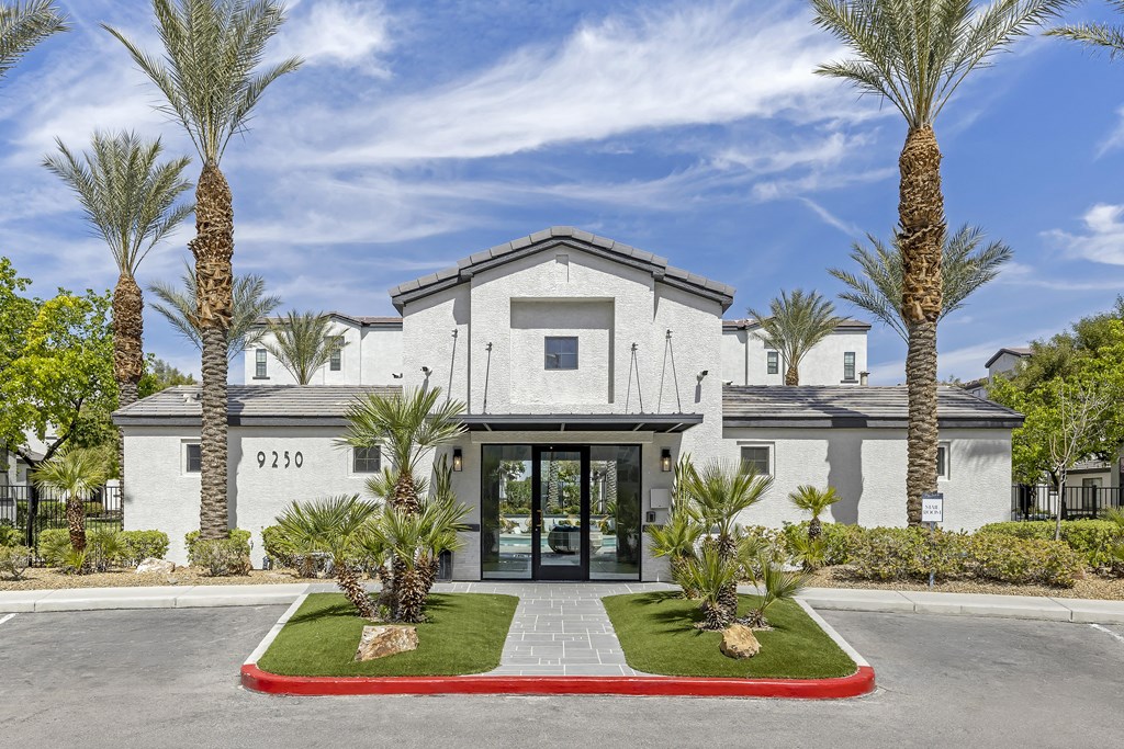 The Michael B’s upgraded pool lounge area welcomes residents with a stylishly shaded retreat at the entrance to the pool, perfect for escaping the sun without missing out on the vibrant atmosphere.