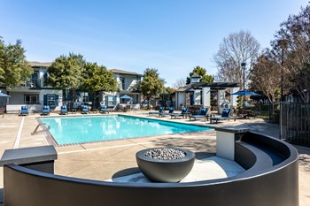 Refreshing Swimming Pool and Spa at Harvest Park Apartments Refreshing Swimming Pool and Spa at Harvest Park Apartments - Photo Gallery 4