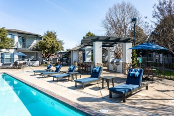 Refreshing Swimming Pool and Spa at Harvest Park Apartments Refreshing Swimming Pool, Spa and Lounge at Harvest Park Apartments - Photo Gallery 5