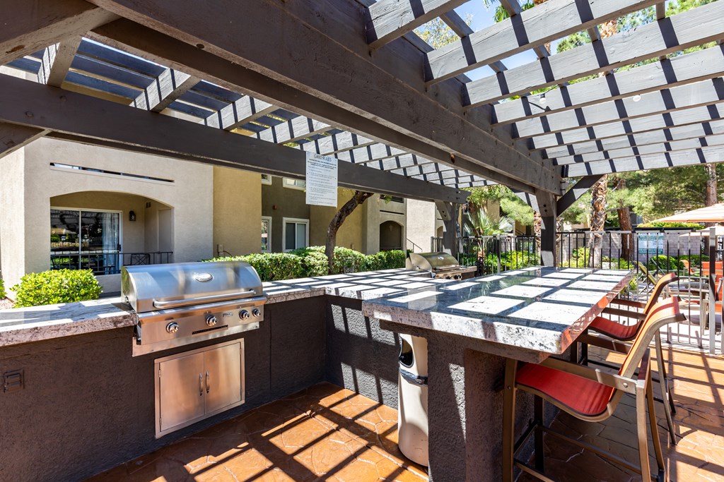 Apartments Spring Valley - Aviara - Poolside barbeque grills with two grilling stations, spacious counters for food prep, and counter seating with wooden chairs