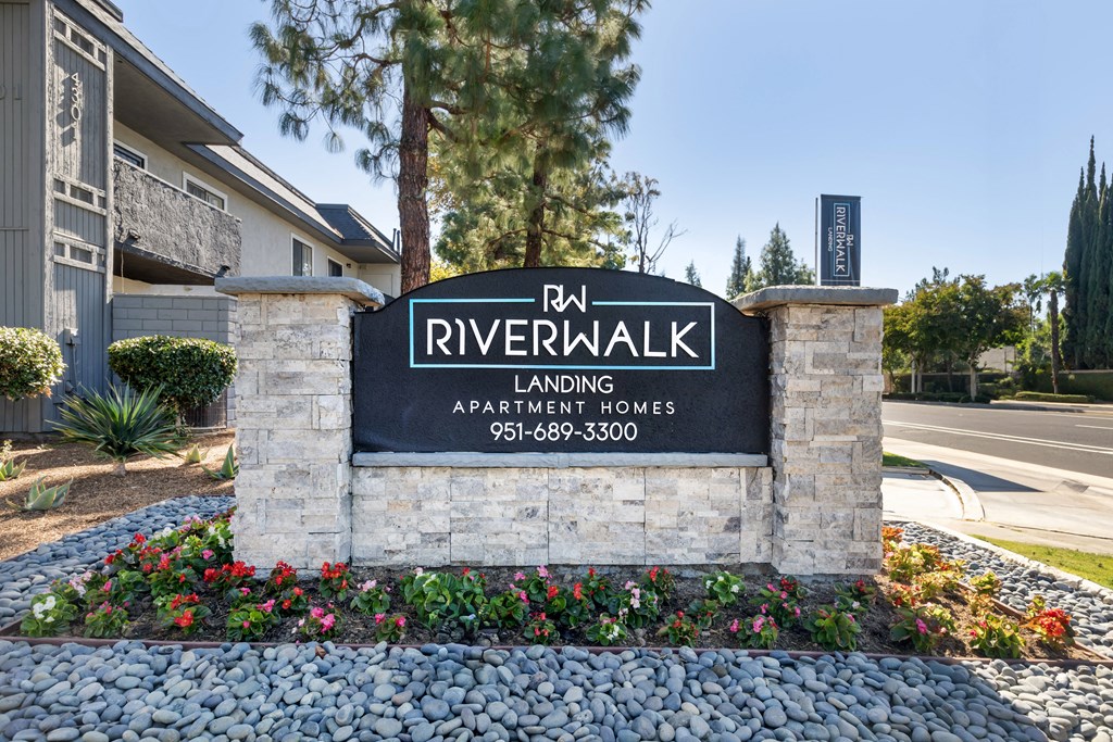 the sign at the entrance to riverwalk landing apartments