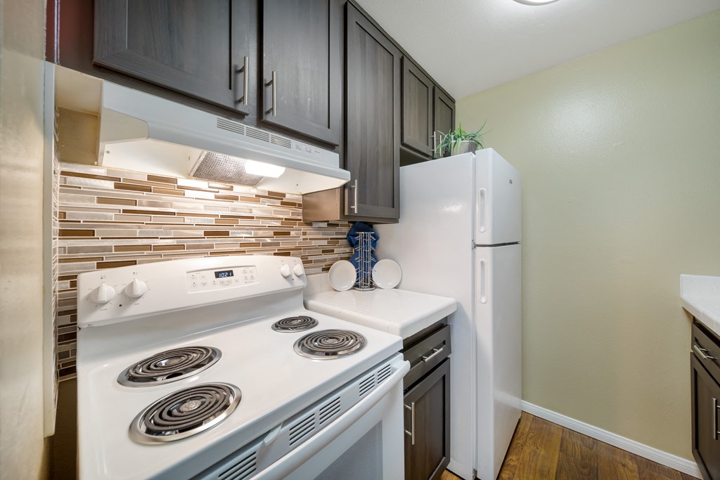 Modern elegance meets culinary charm at Chatsworth Pointe. Feast your eyes on the sleek sophistication of our newly updated kitchen