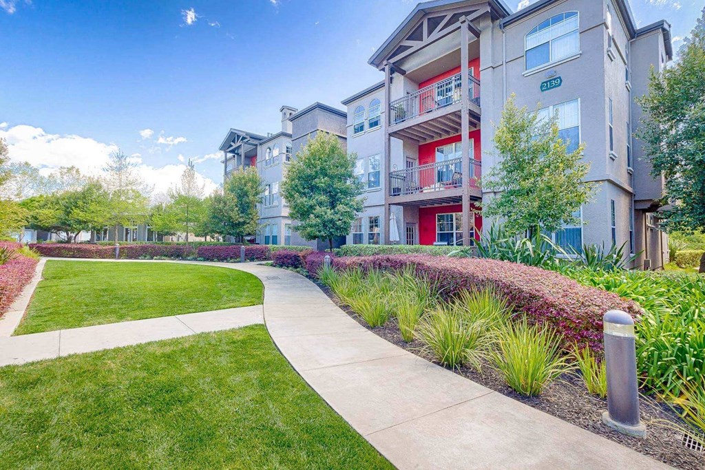 Professionally landscaped grounds at Renaissance Apartment Homes