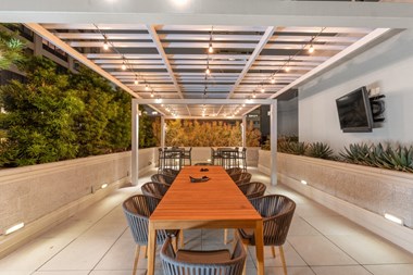 Westwood Luxury Apartments Wilshire Victoria  Rooftop Dining - Photo Gallery 5