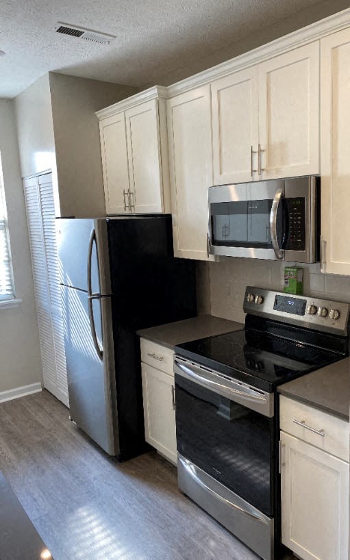 Sycamore Kitchen with Glass Top 5 Burner Convection Stove