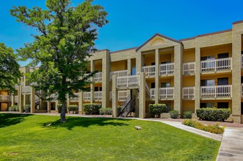 Expansive pet-friendly green spaces at Pavilions at Pantano! - Photo Gallery 3