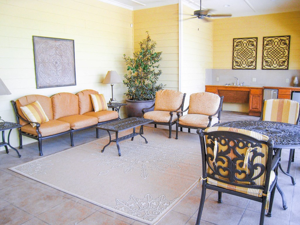 Community sunroom with ample seating at Sonoma Grande Apartments, Oklahoma, 74133