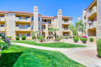 Rolling green grounds of Ventana Apartment Homes in Central Scottsdale, AZ, For Rent. Now leasing 1 and 2 bedroom apartments. - Photo Gallery 4