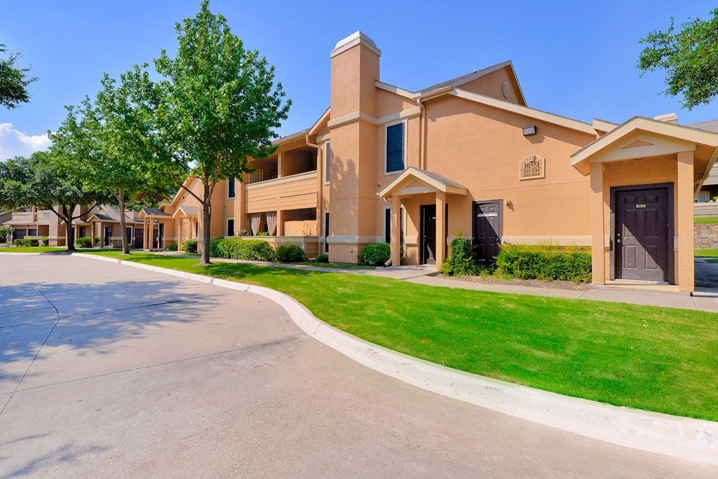 Exterior street view of apartments at Winsted at Valley Ranch, Irving