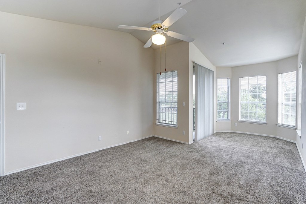 Spacious bedroom with ceiling fan at Turnberry Isle Apartment Homes, Dallas