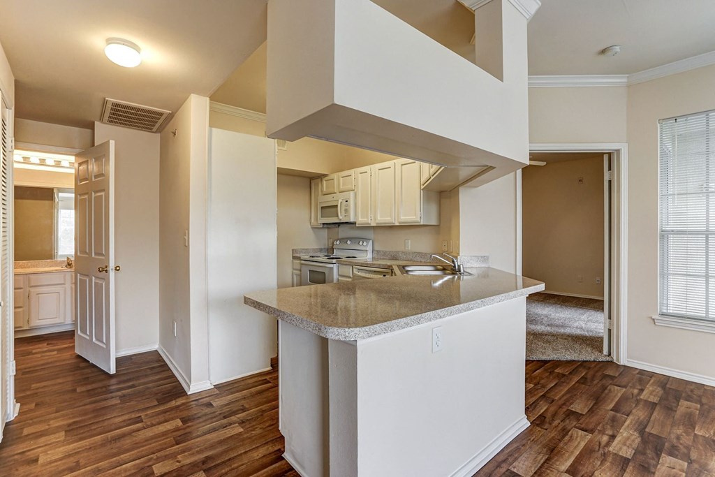 Fully Equipped Kitchen With Ample Storage at Turnberry Isle Apartment Homes, Dallas