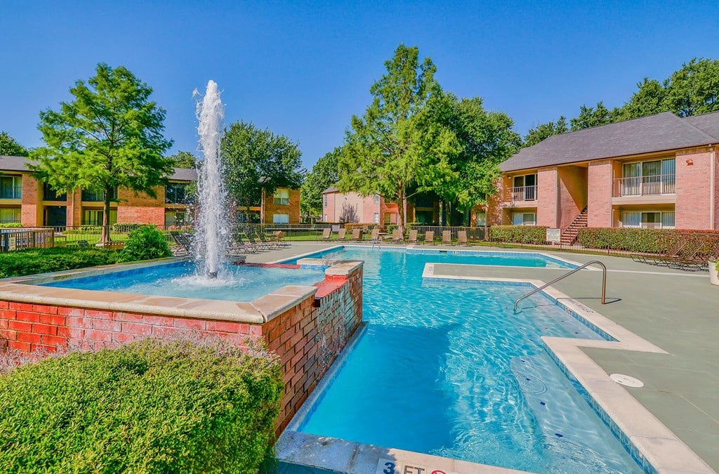Resort-style pool with fountain!