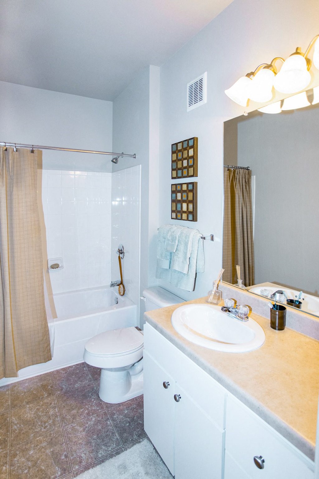 Bathroom With Bathtub at Sonoma Grande Apartments, Tulsa, OK, 74133