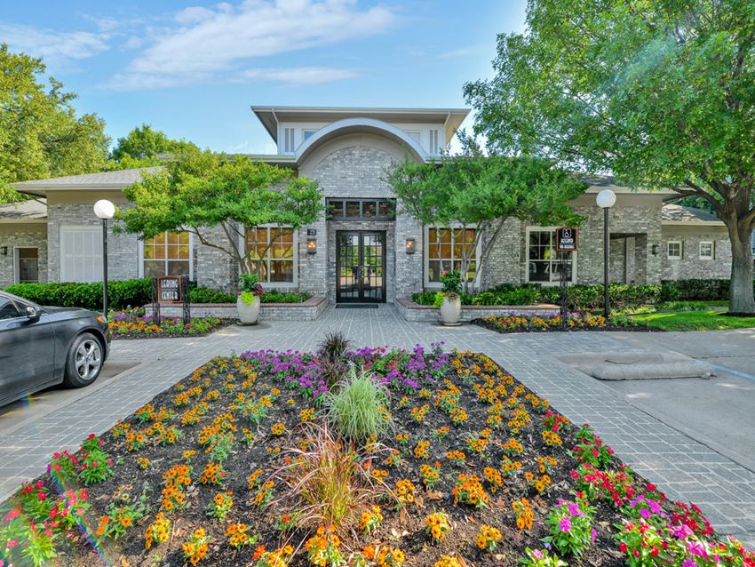 Lush landscaping at entrance to Greysons Gate in North Dallas, TX, For Rent. Now leasing 1, 2 and 3 bedroom apartments. - Photo Gallery 1