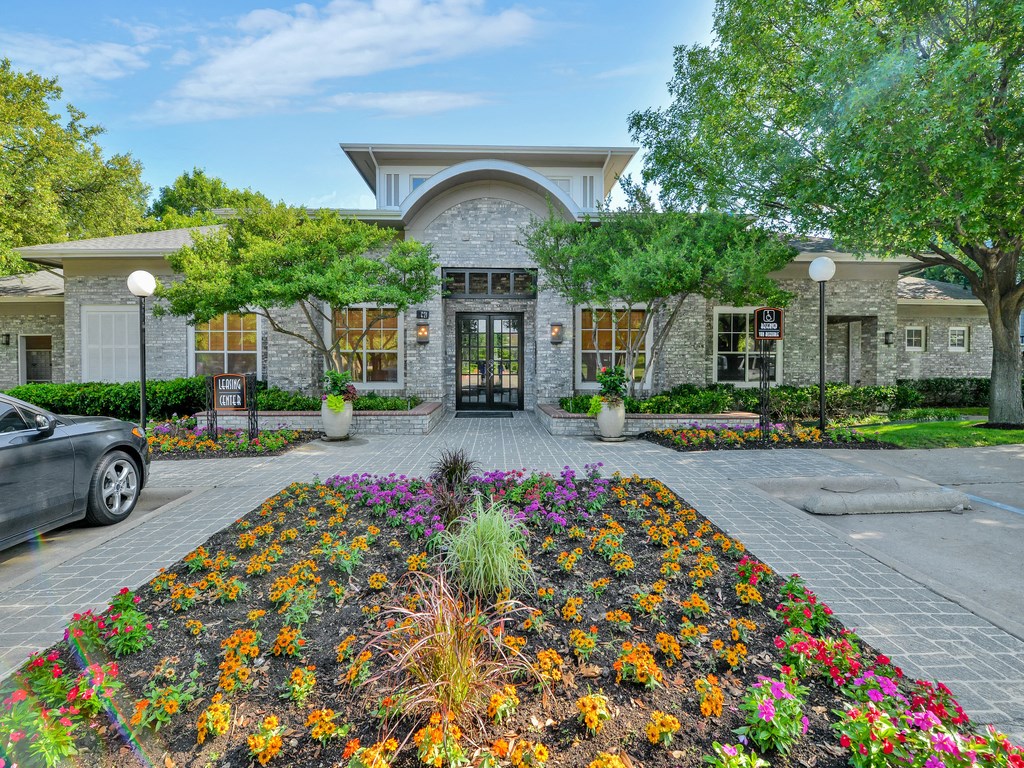 Lush landscaping at entrance to Greysons Gate in North Dallas, TX, For Rent. Now leasing 1, 2 and 3 bedroom apartments.