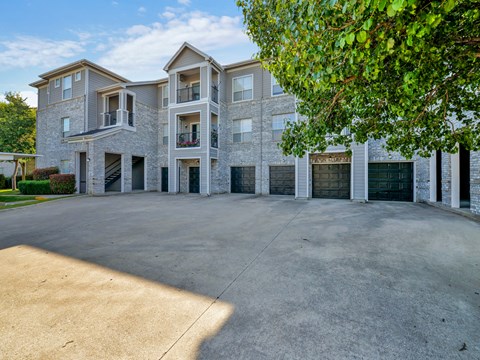 Garages and covered parking at Greysons Gate Apartments, Dallas 75287