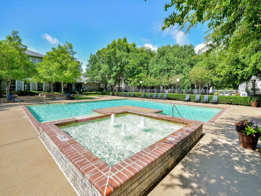Huge resort pool with fountains.