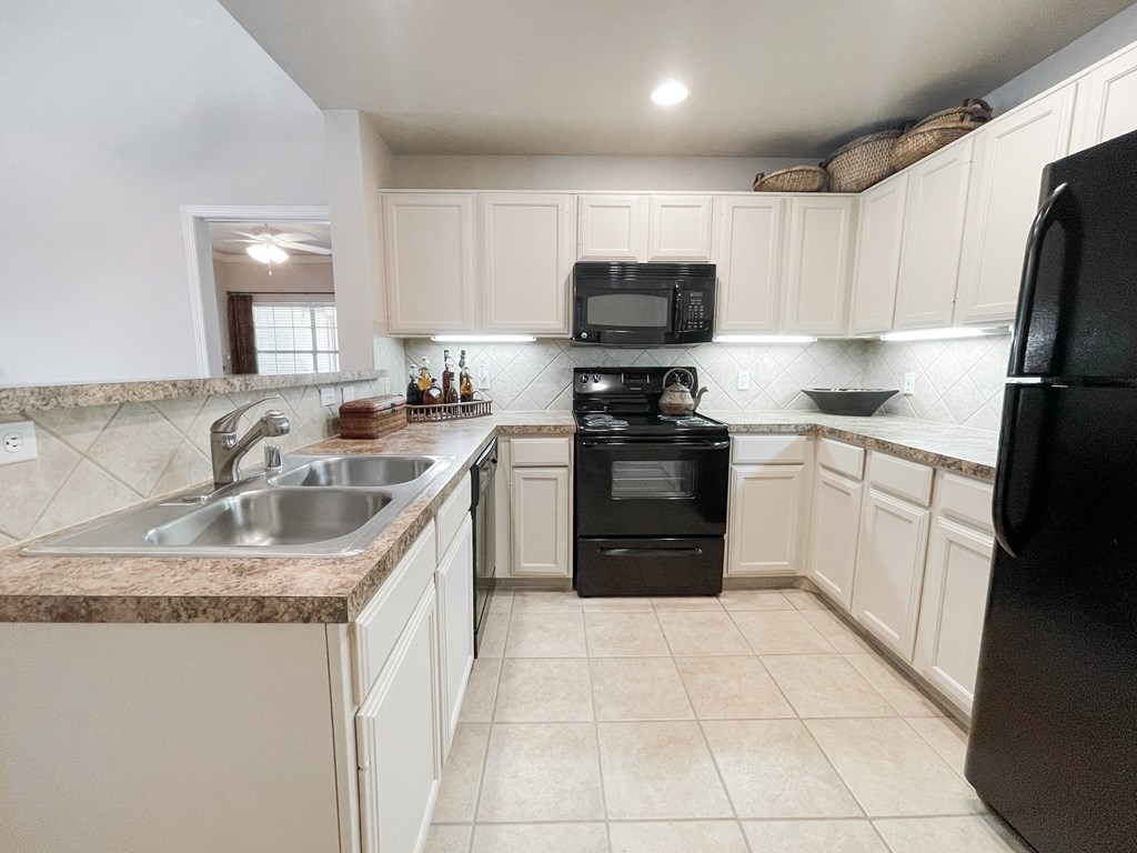 Interior kitchen with granite countertops at SaddleBrook Apartments, Texas
