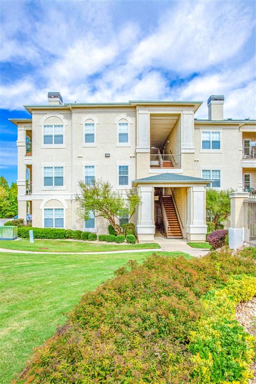 Lush landscaping at Estancia Apartments For Rent Tulsa OK - 1, 2 , and 3 Bedroom Units Available