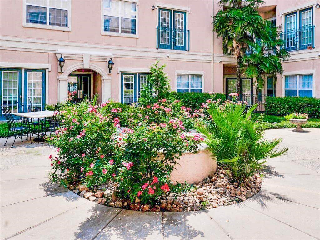 Lush landscaping at The Villas at Katy Trail in Uptown Dallas, TX, For Rent. Now leasing Studio, 1, 2 and 3 bedroom apartments.