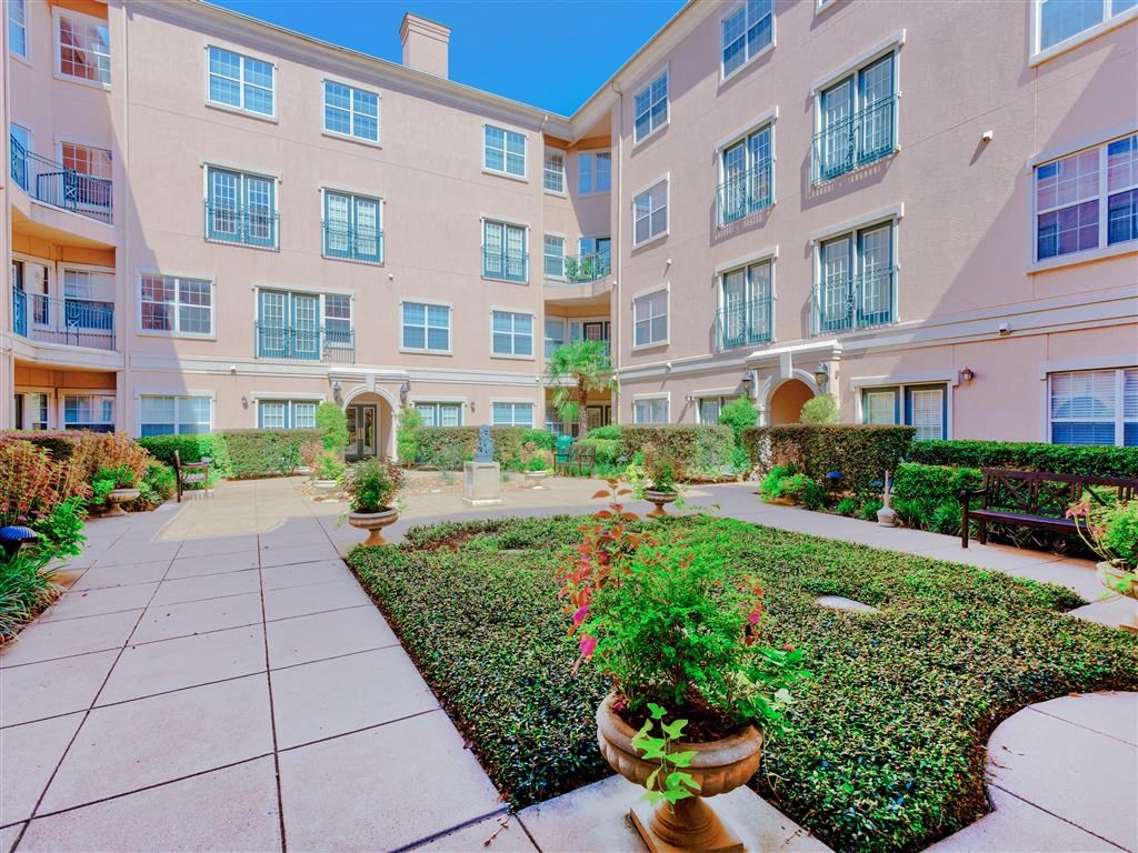 Peaceful courtyards at The Villas at Katy Trail in Uptown Dallas, TX, For Rent. Now leasing Studio, 1, 2 and 3 bedroom apartments.