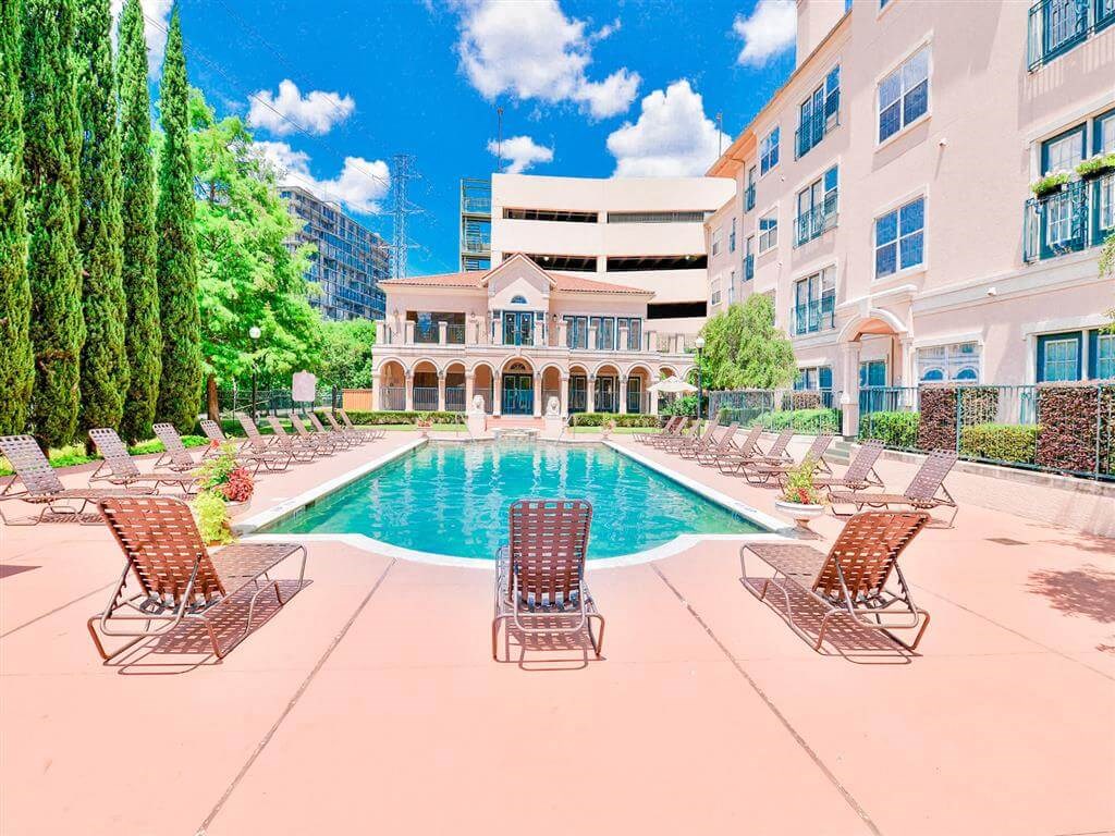 Resort style pool in The Villas at Katy Trail in Uptown Dallas, TX, For Rent. Now leasing Studio, 1, 2 and 3 bedroom apartments.