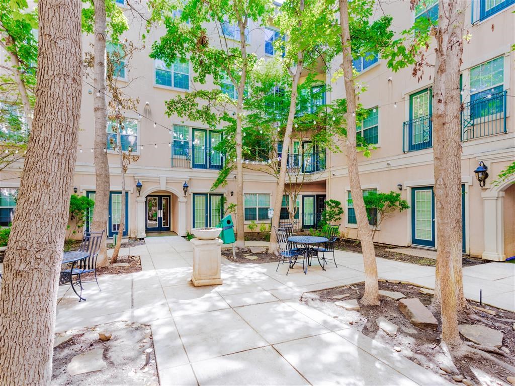 Airy courtyard at The Villas at Katy Trail in Uptown Dallas, TX, For Rent. Now leasing Studio, 1, 2 and 3 bedroom apartments.