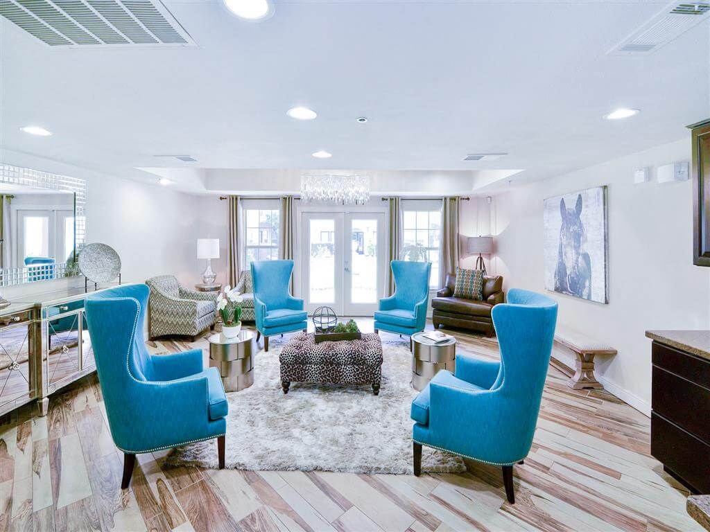Clubhouse seating area of The Villas at Katy Trail in Uptown Dallas, TX, For Rent. Now leasing Studio, 1, 2 and 3 bedroom apartments.