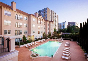 Large resort style pool at The Villas at Katy Trail in Uptown Dallas, TX, For Rent. Now leasing Studio, 1, 2 and 3 bedroom apartments. - Photo Gallery 4