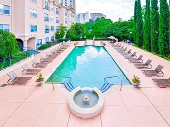 Swimming pool fountain at The Villas at Katy Trail in Uptown Dallas, TX, For Rent. Now leasing Studio, 1, 2 and 3 bedroom apartments. - Photo Gallery 18
