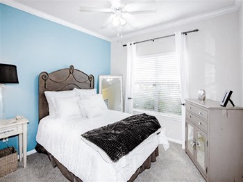 Bright Estancia Apartments in South Tulsa, OK, For Rent. Now leasing 1, 2 and 3 bedroom apartments.