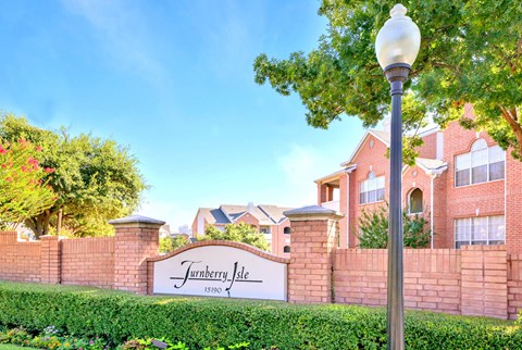 Brick façade at Turnberry Isle Apartments in Far North Dallas, TX, For Rent. Now leasing 1, 2 and 3 bedroom apartments.