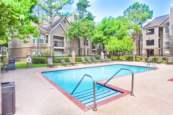 Riverside Park Apartments Tulsa For Lease Courtyard pool - Photo Gallery 3