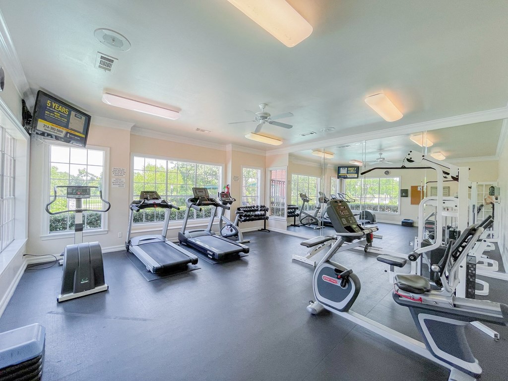 Modern fitness center and white walls at Turnberry Isle Apartment Homes, Texas