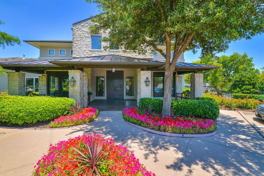 Walkup to the leasing office of Cypress Lake at Stonebriar in Frisco, TX!