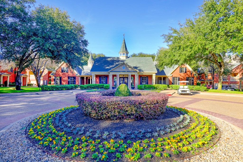 Exterior of apartment with view of leasing office at SaddleBrook Apartments, Dallas, TX