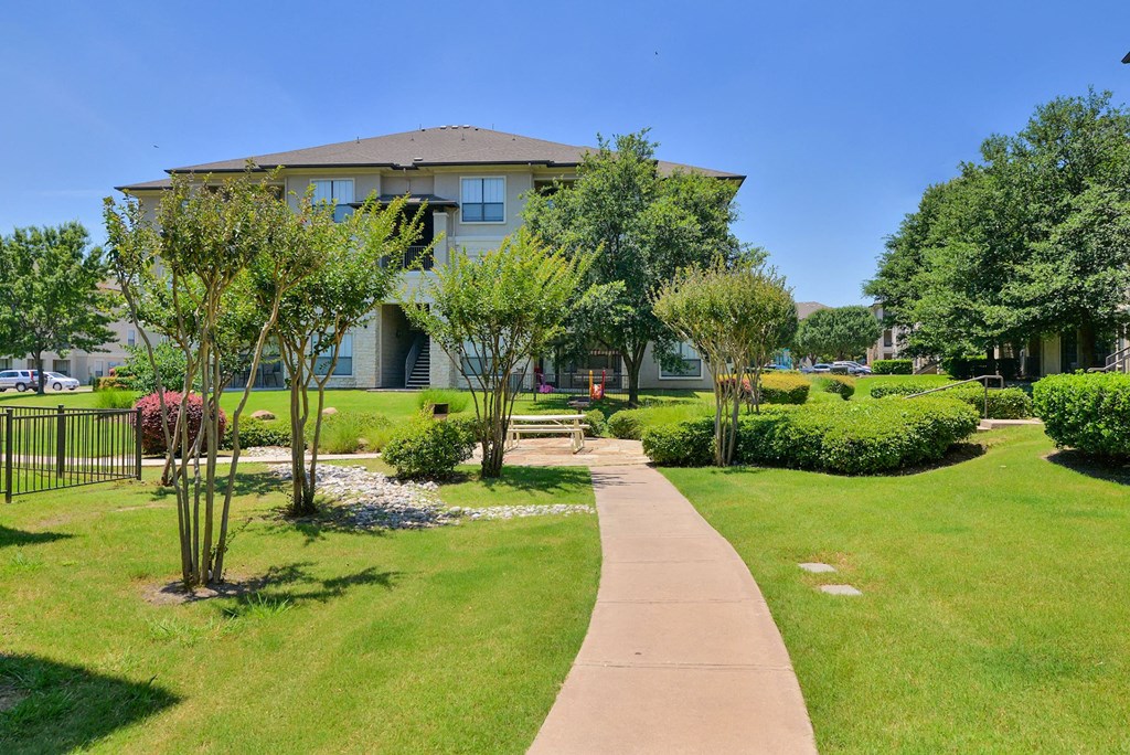Cypress Lake at Stonebriar in Frisco, TX has walking paths throughout the community surrounded by lush greenery!
