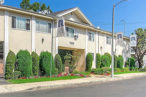 A building with the letter R on it.