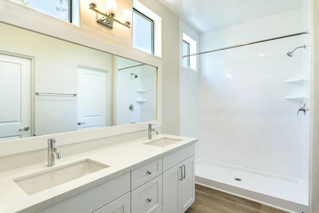 Oval Tub at Dolce Villagio Townhomes, Tempe