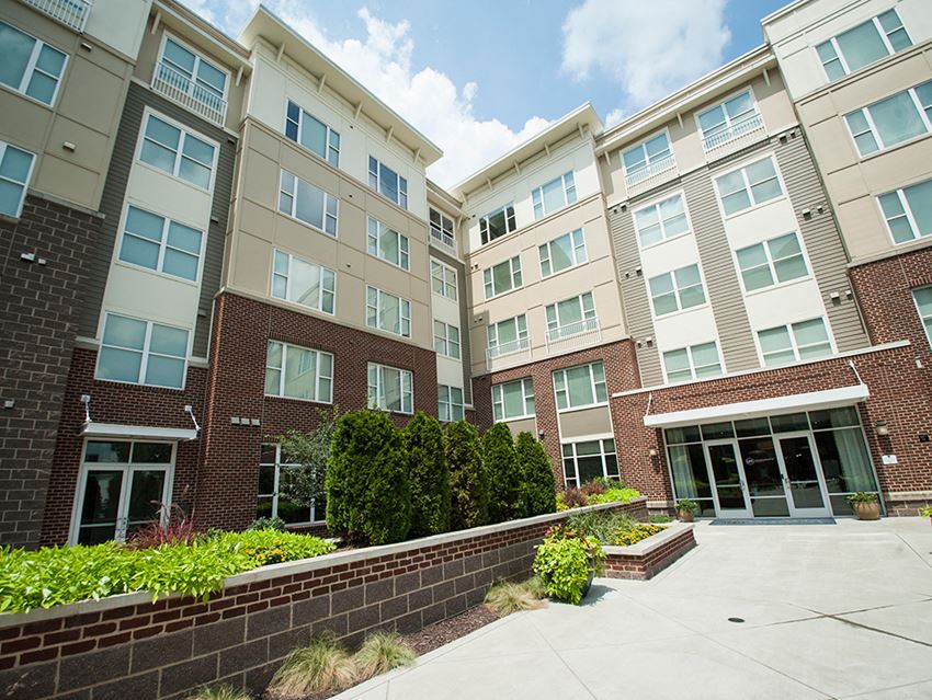 Apartment Exterior View at Link Apartments® Manchester, Richmond, VA - Photo Gallery 1