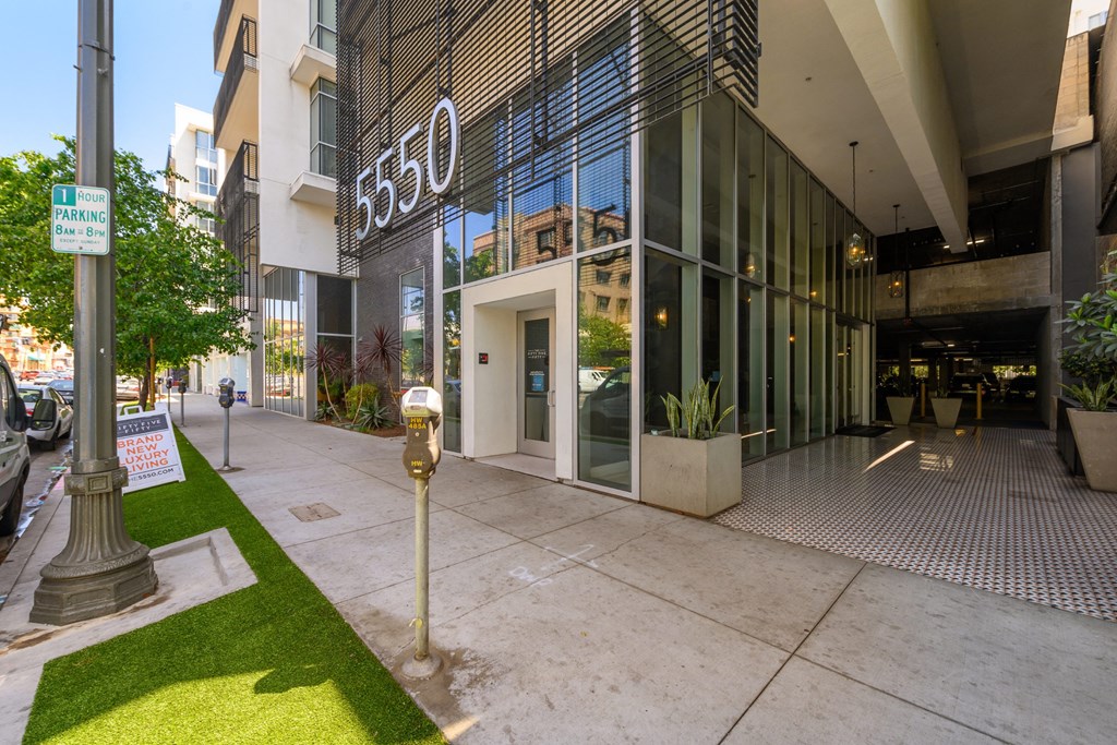 Entrance at 5550 Hollywood, California