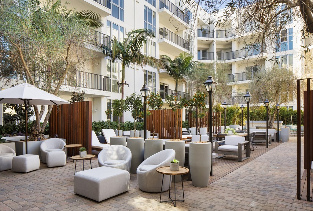 Patio area at 5550 Hollywood, California